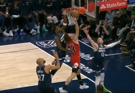 黄雀在后！爱德华兹且退且防 起飞送出钉板大帽